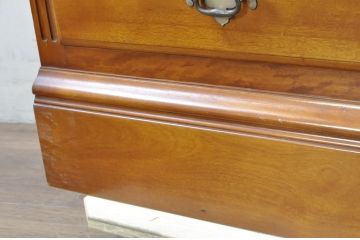 中古　美品　横浜クラシック家具　ダニエル(Daniel)　アーリーアメリカン　A-207書棚(L)　温かみのある木の色合いが魅力的な前面ガラスのキャビネット(本棚、ブックケース、本箱、ブックシェルフ、飾り棚、戸棚、収納棚)(定価約121万6千円)(R-081732)