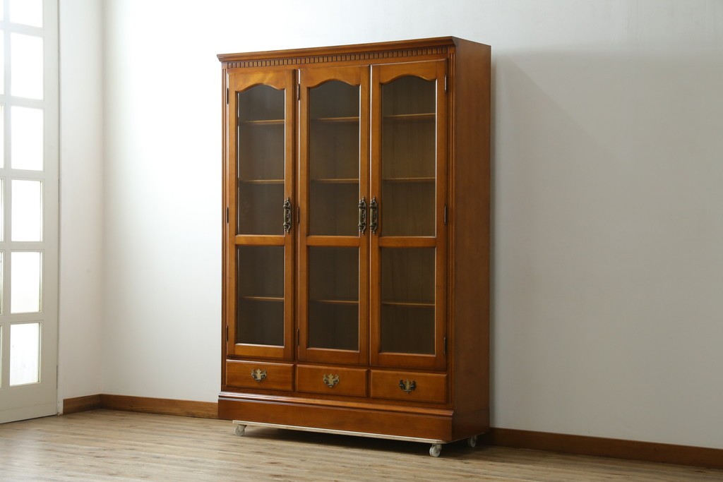 中古　美品　横浜クラシック家具　ダニエル(Daniel)　アーリーアメリカン　A-207書棚(L)　温かみのある木の色合いが魅力的な前面ガラスのキャビネット　定価約121万6千円　(R-081732)
