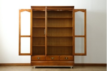 中古　美品　横浜クラシック家具　ダニエル(Daniel)　アーリーアメリカン　A-207書棚(L)　温かみのある木の色合いが魅力的な前面ガラスのキャビネット　定価約121万6千円　(R-081732)