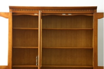 中古　美品　横浜クラシック家具　ダニエル(Daniel)　アーリーアメリカン　A-207書棚(L)　温かみのある木の色合いが魅力的な前面ガラスのキャビネット　定価約121万6千円　(R-081732)