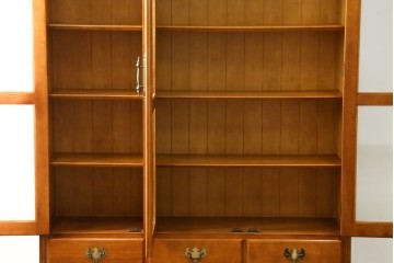 中古　美品　横浜クラシック家具　ダニエル(Daniel)　アーリーアメリカン　A-207書棚(L)　温かみのある木の色合いが魅力的な前面ガラスのキャビネット　定価約121万6千円　(R-081732)