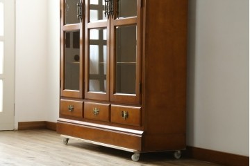 中古　美品　横浜クラシック家具　ダニエル(Daniel)　アーリーアメリカン　A-207書棚(L)　温かみのある木の色合いが魅力的な前面ガラスのキャビネット　定価約121万6千円　(R-081732)