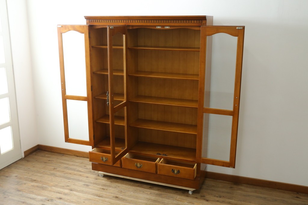 中古　美品　横浜クラシック家具　ダニエル(Daniel)　アーリーアメリカン　A-207書棚(L)　温かみのある木の色合いが魅力的な前面ガラスのキャビネット　定価約121万6千円　(R-081732)