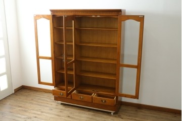 中古　美品　横浜クラシック家具　ダニエル(Daniel)　アーリーアメリカン　A-207書棚(L)　温かみのある木の色合いが魅力的な前面ガラスのキャビネット　定価約121万6千円　(R-081732)