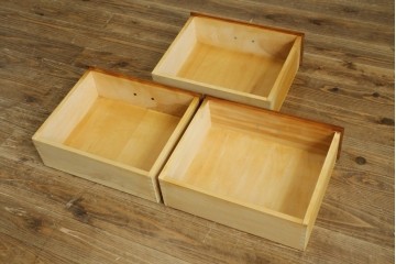 中古　美品　横浜クラシック家具　ダニエル(Daniel)　アーリーアメリカン　A-207書棚(L)　温かみのある木の色合いが魅力的な前面ガラスのキャビネット　定価約121万6千円　(R-081732)