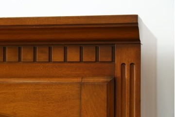 中古　美品　横浜クラシック家具　ダニエル(Daniel)　アーリーアメリカン　A-207書棚(L)　温かみのある木の色合いが魅力的な前面ガラスのキャビネット　定価約121万6千円　(R-081732)