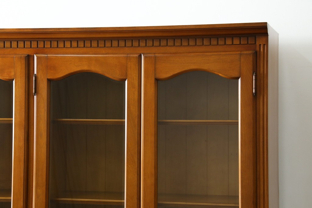 中古　美品　横浜クラシック家具　ダニエル(Daniel)　アーリーアメリカン　A-207書棚(L)　温かみのある木の色合いが魅力的な前面ガラスのキャビネット　定価約121万6千円　(R-081732)
