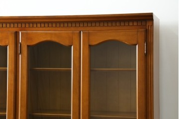 中古　美品　横浜クラシック家具　ダニエル(Daniel)　アーリーアメリカン　A-207書棚(L)　温かみのある木の色合いが魅力的な前面ガラスのキャビネット　定価約121万6千円　(R-081732)