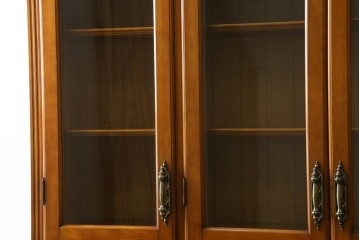 中古　美品　横浜クラシック家具　ダニエル(Daniel)　アーリーアメリカン　A-207書棚(L)　温かみのある木の色合いが魅力的な前面ガラスのキャビネット　定価約121万6千円　(R-081732)