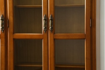 中古　美品　横浜クラシック家具　ダニエル(Daniel)　アーリーアメリカン　A-207書棚(L)　温かみのある木の色合いが魅力的な前面ガラスのキャビネット　定価約121万6千円　(R-081732)