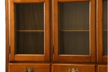 中古　美品　横浜クラシック家具　ダニエル(Daniel)　アーリーアメリカン　A-207書棚(L)　温かみのある木の色合いが魅力的な前面ガラスのキャビネット　定価約121万6千円　(R-081732)