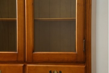 中古　美品　横浜クラシック家具　ダニエル(Daniel)　アーリーアメリカン　A-207書棚(L)　温かみのある木の色合いが魅力的な前面ガラスのキャビネット　定価約121万6千円　(R-081732)