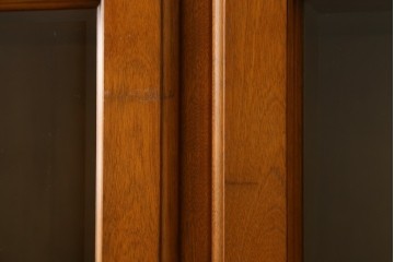 中古　美品　横浜クラシック家具　ダニエル(Daniel)　アーリーアメリカン　A-207書棚(L)　温かみのある木の色合いが魅力的な前面ガラスのキャビネット　定価約121万6千円　(R-081732)
