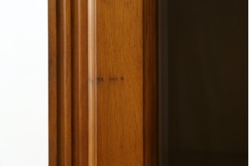 中古　美品　横浜クラシック家具　ダニエル(Daniel)　アーリーアメリカン　A-207書棚(L)　温かみのある木の色合いが魅力的な前面ガラスのキャビネット　定価約121万6千円　(R-081732)
