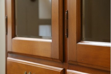 中古　美品　横浜クラシック家具　ダニエル(Daniel)　アーリーアメリカン　A-207書棚(L)　温かみのある木の色合いが魅力的な前面ガラスのキャビネット　定価約121万6千円　(R-081732)