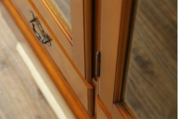 中古　美品　横浜クラシック家具　ダニエル(Daniel)　アーリーアメリカン　A-207書棚(L)　温かみのある木の色合いが魅力的な前面ガラスのキャビネット　定価約121万6千円　(R-081732)