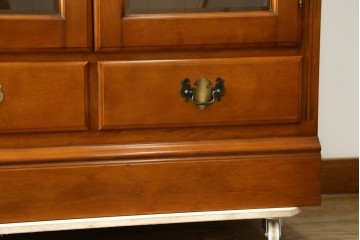 中古　美品　横浜クラシック家具　ダニエル(Daniel)　アーリーアメリカン　A-207書棚(L)　温かみのある木の色合いが魅力的な前面ガラスのキャビネット　定価約121万6千円　(R-081732)