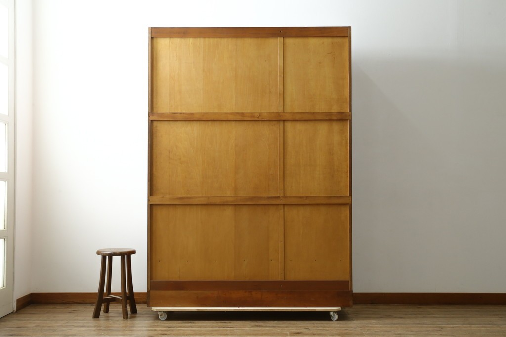 中古　美品　横浜クラシック家具　ダニエル(Daniel)　アーリーアメリカン　A-207書棚(L)　温かみのある木の色合いが魅力的な前面ガラスのキャビネット　定価約121万6千円　(R-081732)