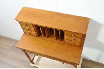中古　美品　横浜クラシック家具　ダニエル(Daniel)　A-305　明るい木の色合いと気品感じる佇まいが魅力のライティングデスク(定価約58万9千円)(ライティングビューロー、ワークデスク、在宅ワーク、在宅用、簿記机)(R-081733)