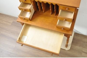 中古　美品　横浜クラシック家具　ダニエル(Daniel)　A-305　明るい木の色合いと気品感じる佇まいが魅力のライティングデスク(定価約58万9千円)(ライティングビューロー、ワークデスク、在宅ワーク、在宅用、簿記机)(R-081733)
