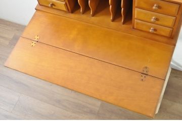 中古　美品　横浜クラシック家具　ダニエル(Daniel)　A-305　明るい木の色合いと気品感じる佇まいが魅力のライティングデスク(定価約58万9千円)(ライティングビューロー、ワークデスク、在宅ワーク、在宅用、簿記机)(R-081733)