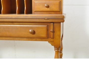 中古　美品　横浜クラシック家具　ダニエル(Daniel)　A-305　明るい木の色合いと気品感じる佇まいが魅力のライティングデスク(定価約58万9千円)(ライティングビューロー、ワークデスク、在宅ワーク、在宅用、簿記机)(R-081733)