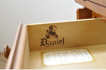 中古　美品　横浜クラシック家具　ダニエル(Daniel)　A-305　明るい木の色合いと気品感じる佇まいが魅力のライティングデスク(定価約58万9千円)(ライティングビューロー、ワークデスク、在宅ワーク、在宅用、簿記机)(R-081733)