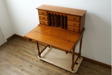 中古　美品　横浜クラシック家具　ダニエル(Daniel)　A-305　明るい木の色合いと気品感じる佇まいが魅力のライティングデスク　定価約58万9千円　(R-081733)