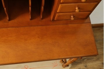 中古　美品　横浜クラシック家具　ダニエル(Daniel)　A-305　明るい木の色合いと気品感じる佇まいが魅力のライティングデスク　定価約58万9千円　(R-081733)
