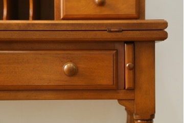 中古　美品　横浜クラシック家具　ダニエル(Daniel)　A-305　明るい木の色合いと気品感じる佇まいが魅力のライティングデスク　定価約58万9千円　(R-081733)