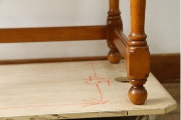 中古　美品　横浜クラシック家具　ダニエル(Daniel)　A-305　明るい木の色合いと気品感じる佇まいが魅力のライティングデスク　定価約58万9千円　(R-081733)