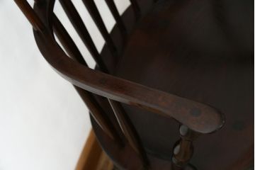 中古　超美品!!　松本民芸家具　希少モデル　シックな色合いとクラシカルな佇まいが魅力のフィラデルフィア・アームチェア(ウインザーチェア、ウィンザーチェア、板座チェア、ダイニングチェア、椅子、イス)(定価約19万8千円)(R-081736)