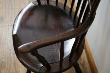 中古　超美品!!　松本民芸家具　希少モデル　シックな色合いとクラシカルな佇まいが魅力のフィラデルフィア・アームチェア(ウインザーチェア、ウィンザーチェア、板座チェア、ダイニングチェア、椅子、イス)(定価約19万8千円)(R-081736)