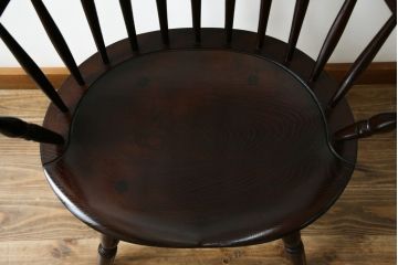 中古　超美品!!　松本民芸家具　希少モデル　シックな色合いとクラシカルな佇まいが魅力のフィラデルフィア・アームチェア(ウインザーチェア、ウィンザーチェア、板座チェア、ダイニングチェア、椅子、イス)(定価約19万8千円)(R-081736)