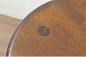 中古　美品　松本民芸家具　シンプルさの中にこだわりのデザインが光る三脚(トライポッド)スツール(丸椅子、イス、いす、板座チェア、花台、飾り台、ディスプレイ台)(R-081738)