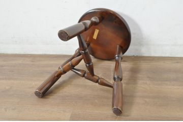 中古　美品　松本民芸家具　シンプルさの中にこだわりのデザインが光る三脚(トライポッド)スツール(丸椅子、イス、いす、板座チェア、花台、飾り台、ディスプレイ台)(R-081738)