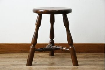 中古　美品　松本民芸家具　シンプルさの中にこだわりのデザインが光る三脚(トライポッド)スツール(丸椅子、イス、いす、板座チェア、花台、飾り台、ディスプレイ台)(R-081738)