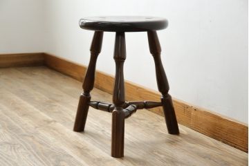 中古　美品　松本民芸家具　シンプルさの中にこだわりのデザインが光る三脚(トライポッド)スツール(丸椅子、イス、いす、板座チェア、花台、飾り台、ディスプレイ台)(R-081738)