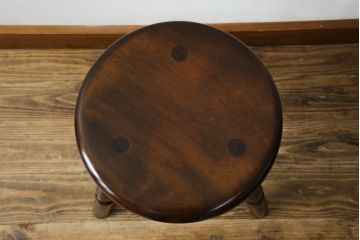 中古　美品　松本民芸家具　シンプルさの中にこだわりのデザインが光る三脚(トライポッド)スツール(丸椅子、イス、いす、板座チェア、花台、飾り台、ディスプレイ台)(R-081738)