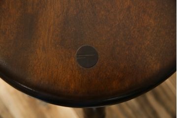 中古　美品　松本民芸家具　シンプルさの中にこだわりのデザインが光る三脚(トライポッド)スツール(丸椅子、イス、いす、板座チェア、花台、飾り台、ディスプレイ台)(R-081738)