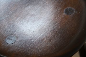中古　美品　松本民芸家具　シンプルさの中にこだわりのデザインが光る三脚(トライポッド)スツール(丸椅子、イス、いす、板座チェア、花台、飾り台、ディスプレイ台)(R-081738)