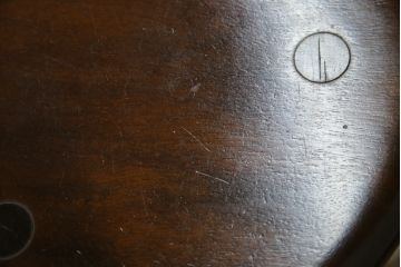中古　美品　松本民芸家具　シンプルさの中にこだわりのデザインが光る三脚(トライポッド)スツール(丸椅子、イス、いす、板座チェア、花台、飾り台、ディスプレイ台)(R-081738)