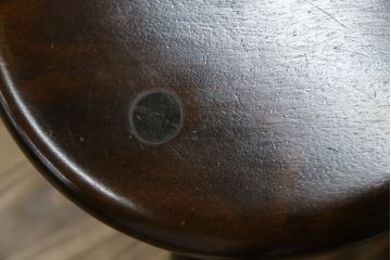 中古　美品　松本民芸家具　シンプルさの中にこだわりのデザインが光る三脚(トライポッド)スツール(丸椅子、イス、いす、板座チェア、花台、飾り台、ディスプレイ台)(R-081738)