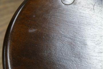 中古　美品　松本民芸家具　シンプルさの中にこだわりのデザインが光る三脚(トライポッド)スツール(丸椅子、イス、いす、板座チェア、花台、飾り台、ディスプレイ台)(R-081738)