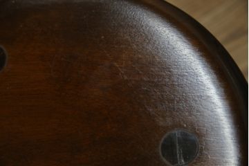中古　美品　松本民芸家具　シンプルさの中にこだわりのデザインが光る三脚(トライポッド)スツール(丸椅子、イス、いす、板座チェア、花台、飾り台、ディスプレイ台)(R-081738)