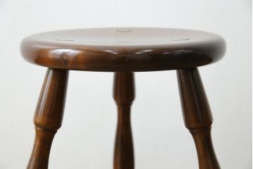 中古　美品　松本民芸家具　シンプルさの中にこだわりのデザインが光る三脚(トライポッド)スツール(丸椅子、イス、いす、板座チェア、花台、飾り台、ディスプレイ台)(R-081738)