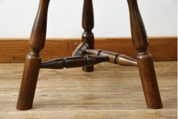 中古　美品　松本民芸家具　シンプルさの中にこだわりのデザインが光る三脚(トライポッド)スツール(丸椅子、イス、いす、板座チェア、花台、飾り台、ディスプレイ台)(R-081738)