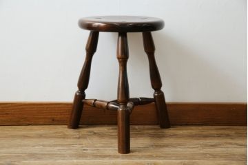 中古　美品　松本民芸家具　シンプルさの中にこだわりのデザインが光る三脚(トライポッド)スツール(丸椅子、イス、いす、板座チェア、花台、飾り台、ディスプレイ台)(R-081738)