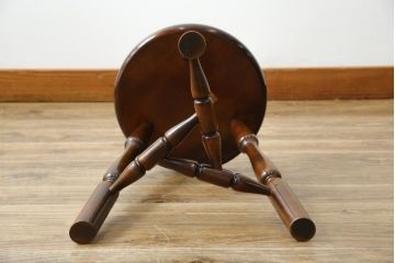 中古　美品　松本民芸家具　シンプルさの中にこだわりのデザインが光る三脚(トライポッド)スツール(丸椅子、イス、いす、板座チェア、花台、飾り台、ディスプレイ台)(R-081738)