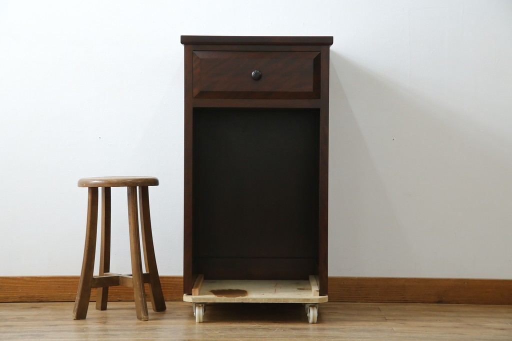 中古　美品　松本民芸家具　深みのある色合いに浮かび上がる木目が印象的なサイドテーブル　(R-081742)